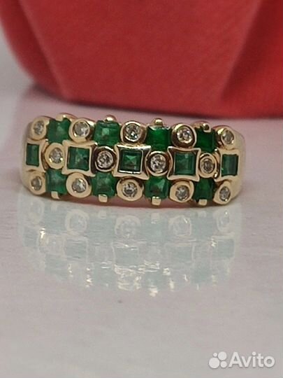 Золотое кольцо с бриллиантами и изумрудами