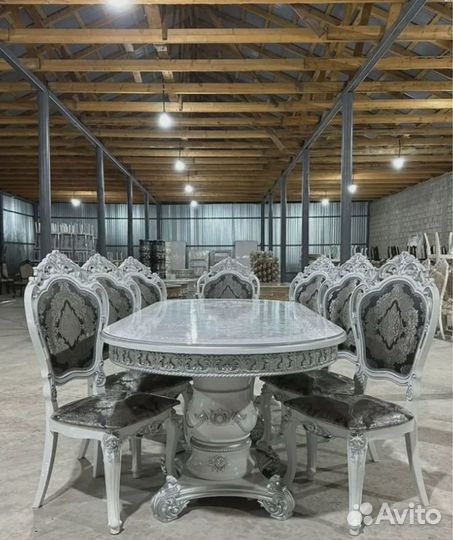 Кухонный стол и стулья в комплекте