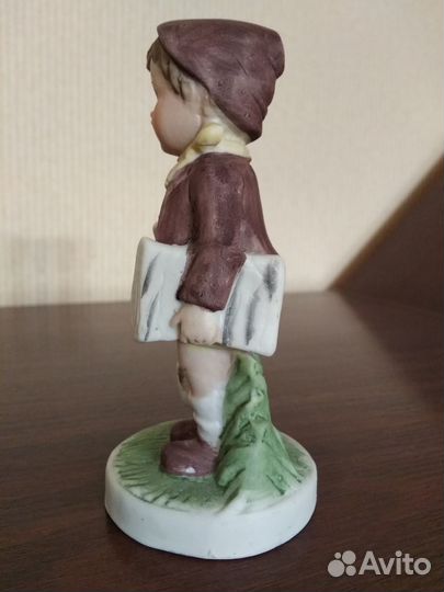 Фарфоровая статуэтка 