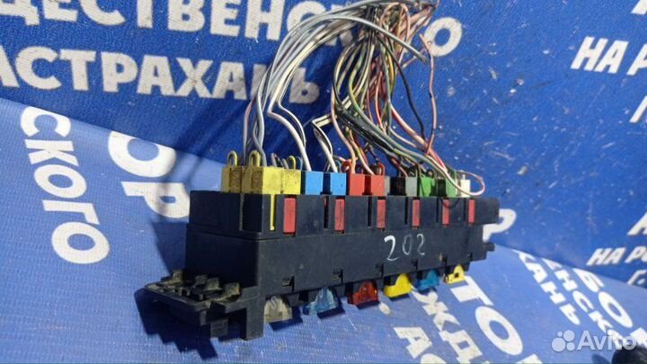 Блок предохранителей под капот Mercedes-Benz W202