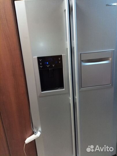 Холодильник Самсунг двухдверный с льдогенератором