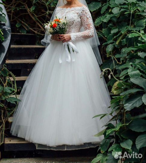Свадебное платье блестящее с кружевами