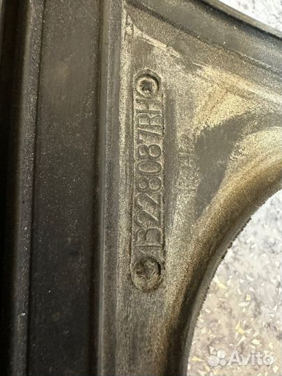 Уплотнитель стекла двери передний правый Opel