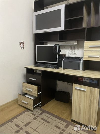 Стильный письменный стол с надстройкой