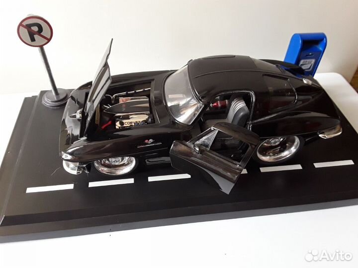 Модель в масштабе Chevrolet Corvette