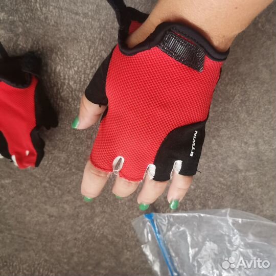 Спортивные перчатки