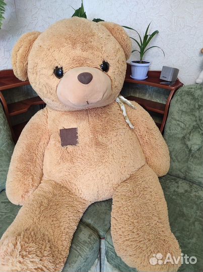 Большой плюшевый медведь