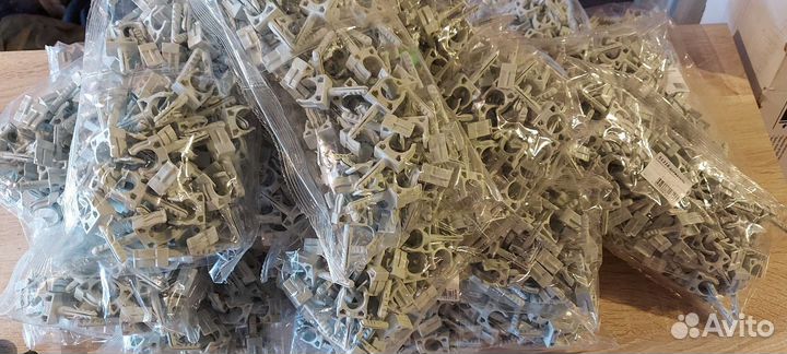 Клипса для труб с дюбелем 16 мм DKC 51316