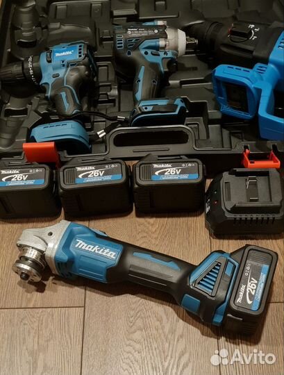 Набор 4в1 Makita + 4 аккумулятора, зарядное + кейс