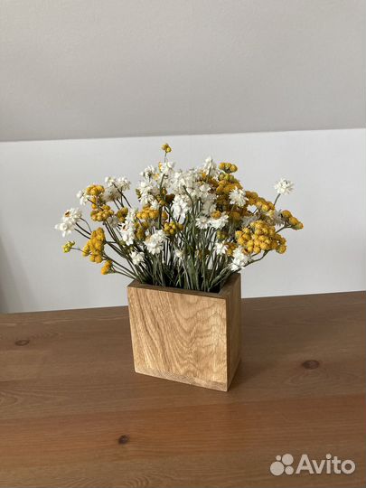 Сухоцветы в деревянной подставке