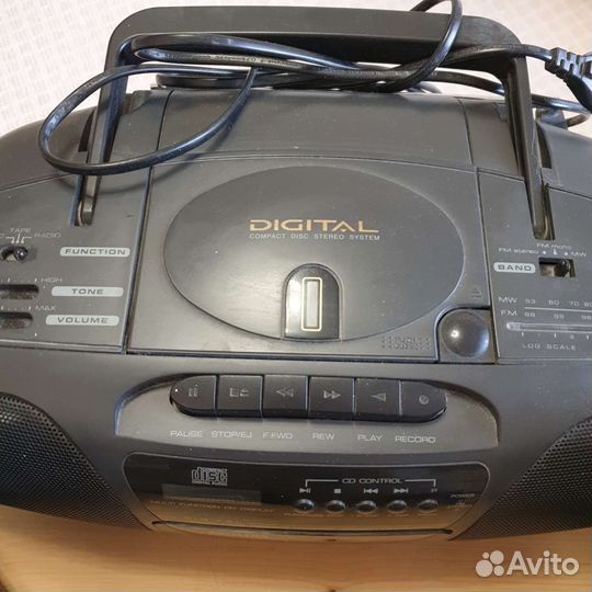 Магнитофон с радиоприемником Philips