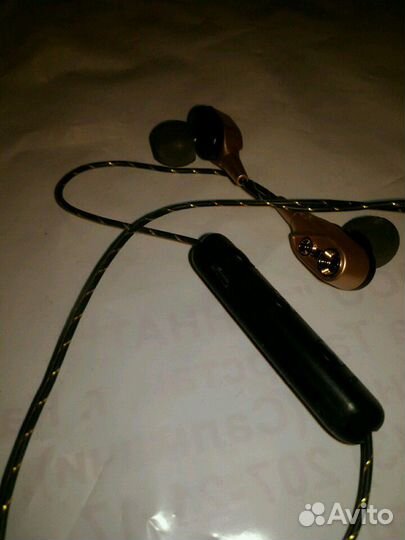 Беспроводные блютуз наушники. Играют громко
