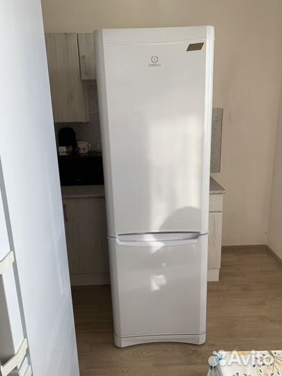 Холодильник Iindesit