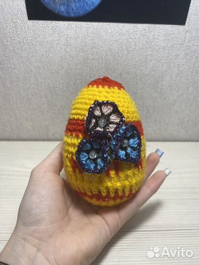 Курица и связанное пасхальное яйцо