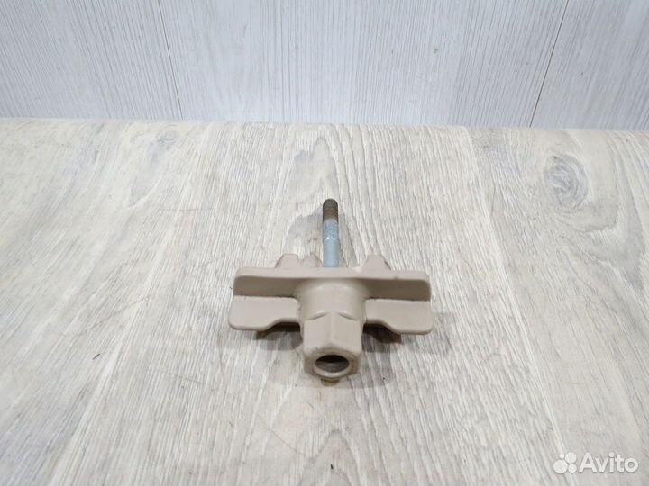 Болт крепления запасного колеса Kia Rio 3