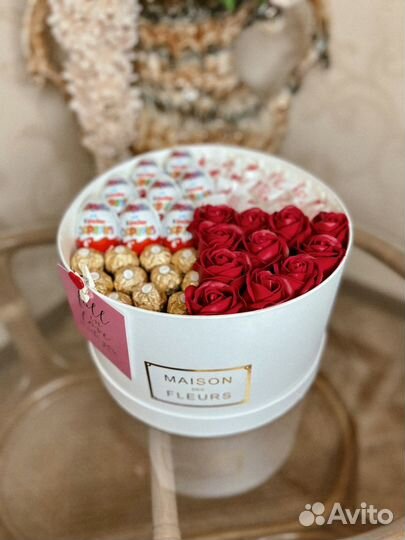 Подарочный набор с цветами и конфетами