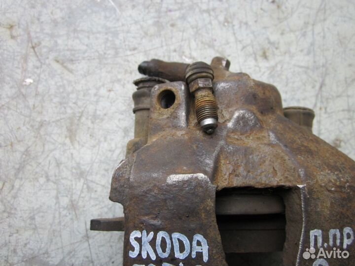 Суппорт передний правый Шкода Фабия