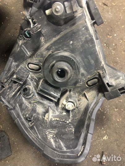 Передняя правая фара Nissan Tiida 1