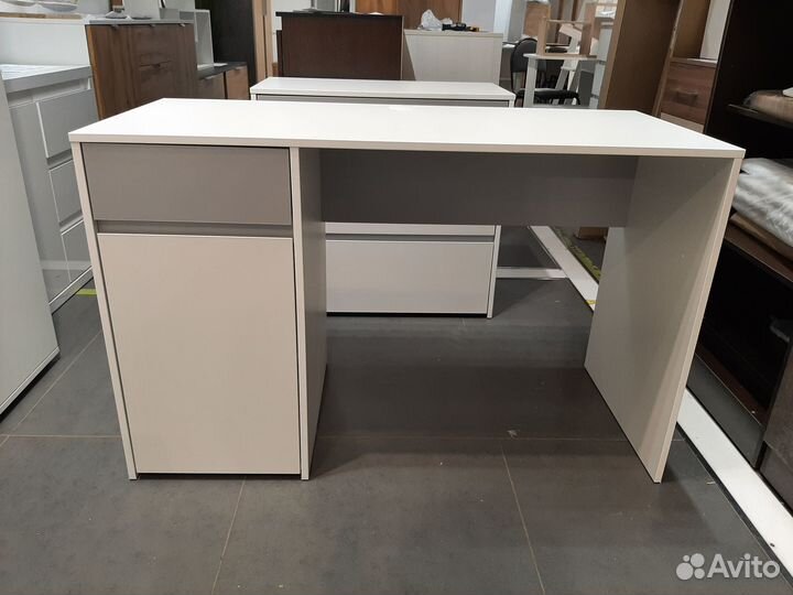 Стол письменный с ящиком и дверкой бело серый