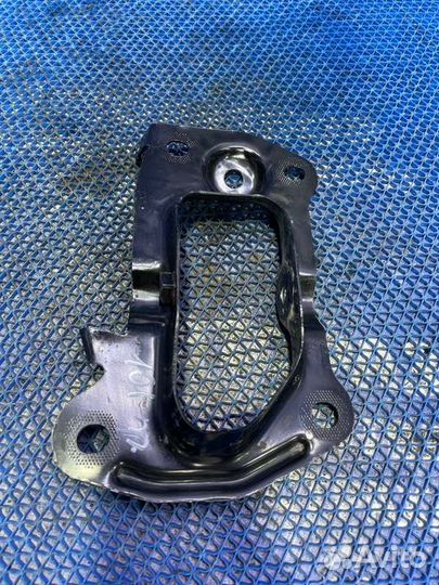 Крепление рычага подвески Volkswagen Passat B7