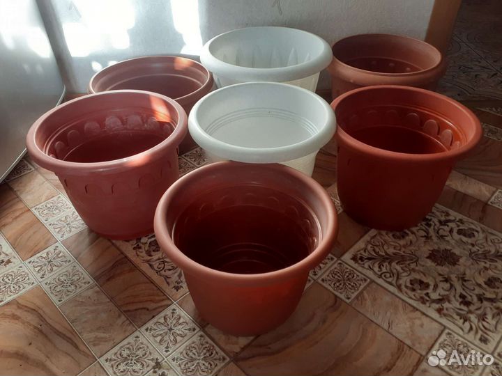 Горшки и лейка для цветов