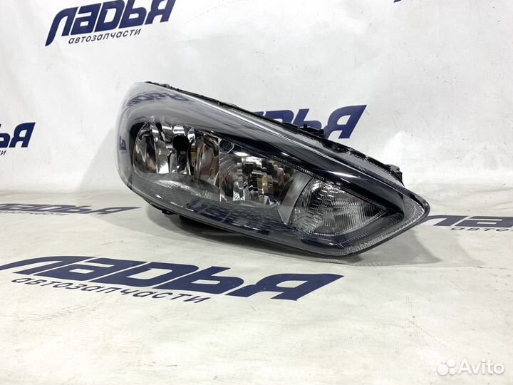 Фара Ford Focus 3 (15) правая черная