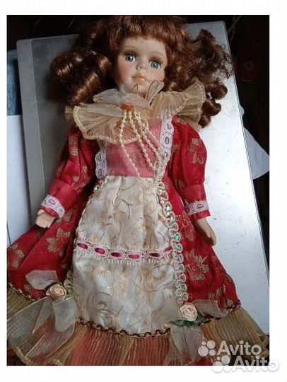 Кукла фарфоровая