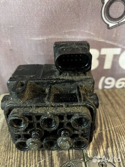Блок клапанов пневмоподвески Kia quoris 3.8
