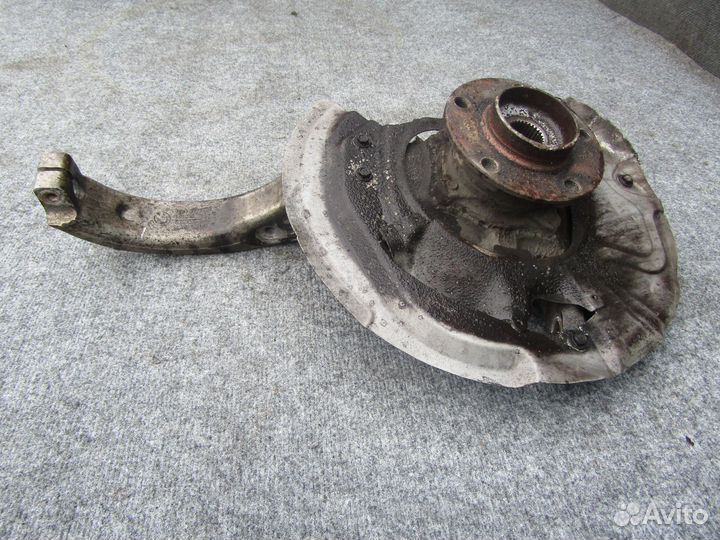 Кулак передний левый бмв Х6 Х5 Е70 Е71 31216773783