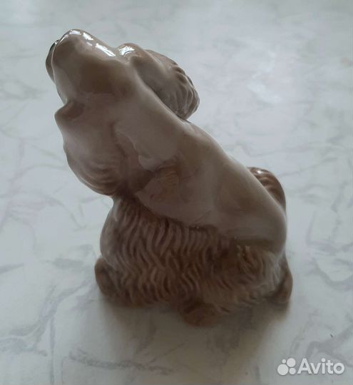 Фарфоровая статуэтка собаки 