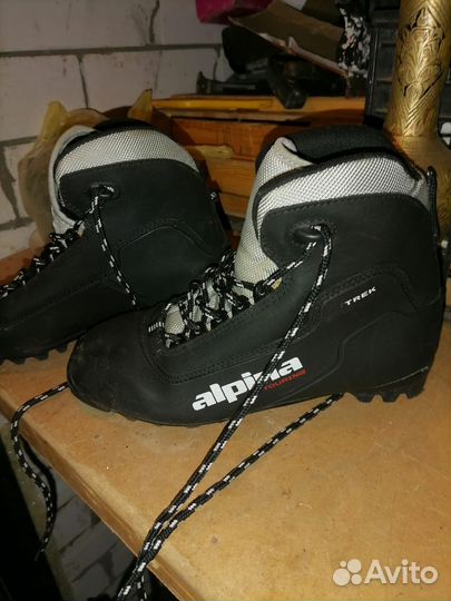 Лыжи и лыжные ботинки