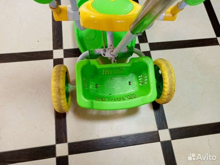 Трехколесный велосипед с ручкой