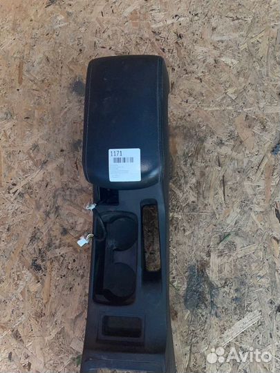 Консоль центральная (подлокотник-бардачок)