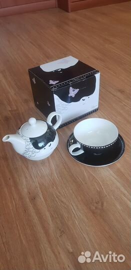 Заварочный чайник с чашкой и блюдцем