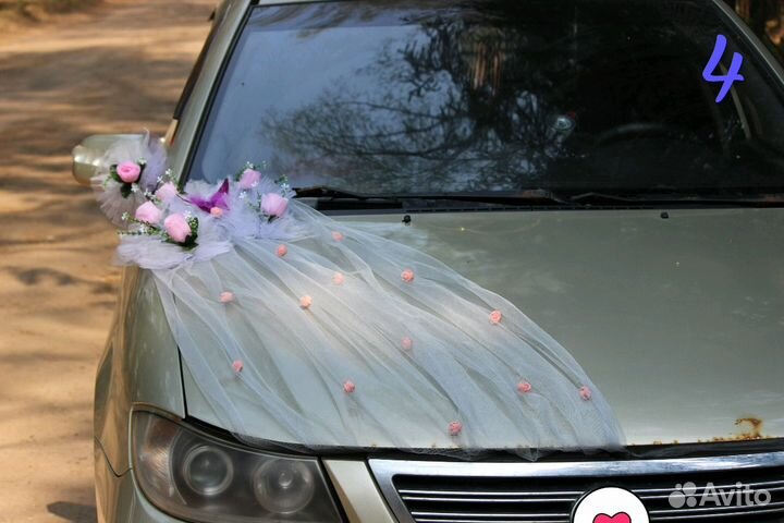 Красивое свадебное украшение на автомобиль
