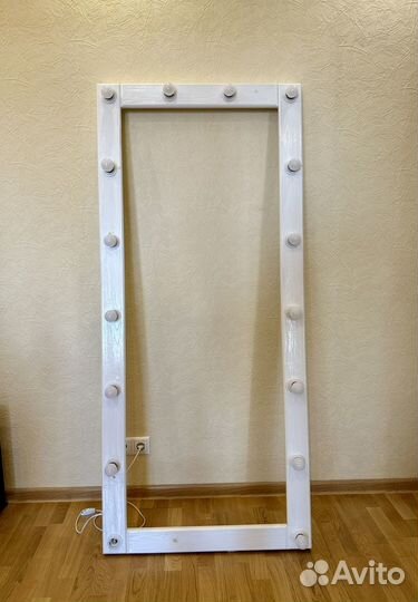 Гримерное зеркало с лампочками