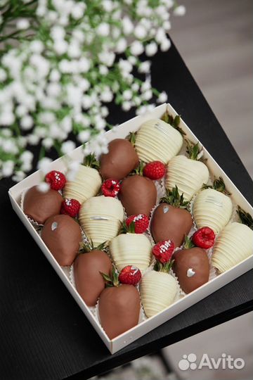 Подарочная коробка с ягодами в шоколаде