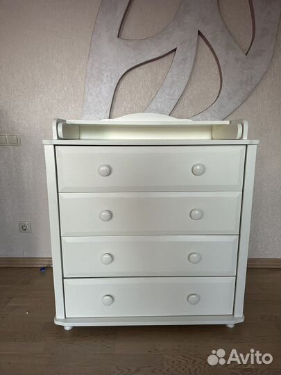 Кровать, комод-пеленальный стол, диван