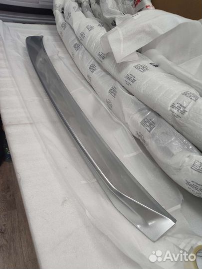 Спойлер под стекло серебро Land Cruiser 200 08-15