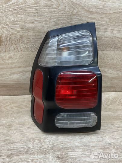 Фонарь левый Mitsubishi Pajero Sport 1 111869
