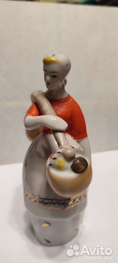 Статуэтка Девушка с коромыслом. зхк Полонное