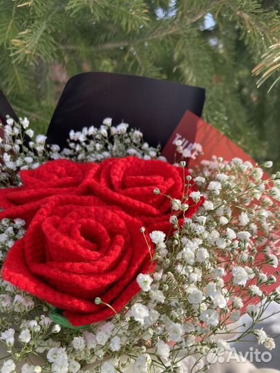 Букет из вязаных роз и живых гипсофил