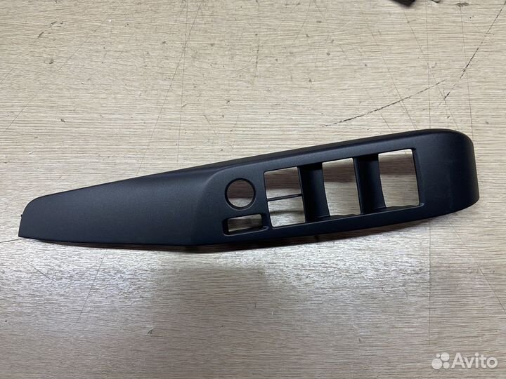 Накладка стеклоподъемников левая Toyota Camry 75