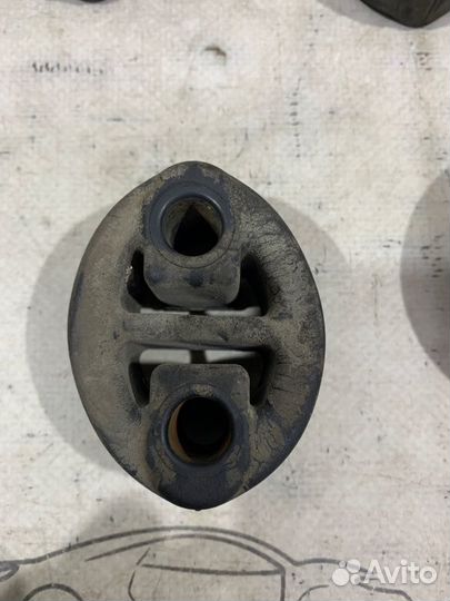 Крепление глушителя Toyota Rav4 A30 1azfe 2006