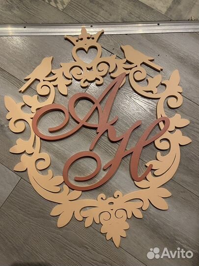 Деревянный герб и инициалами «А» «Н»