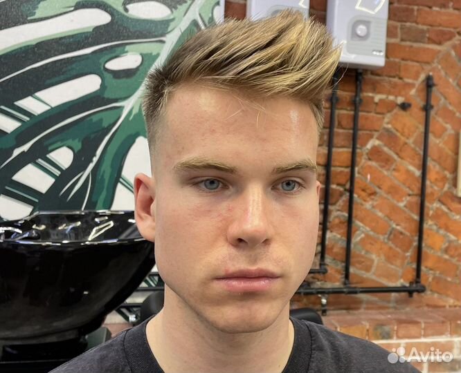 Красивая мужская стрижка у барбера