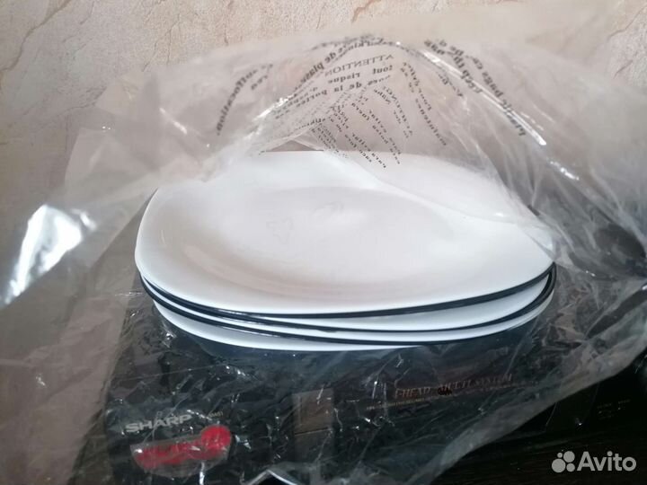 Тарелки IKEA белые и чёрные, большие