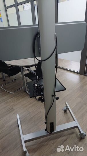 Тумба под телевизор на колёсах