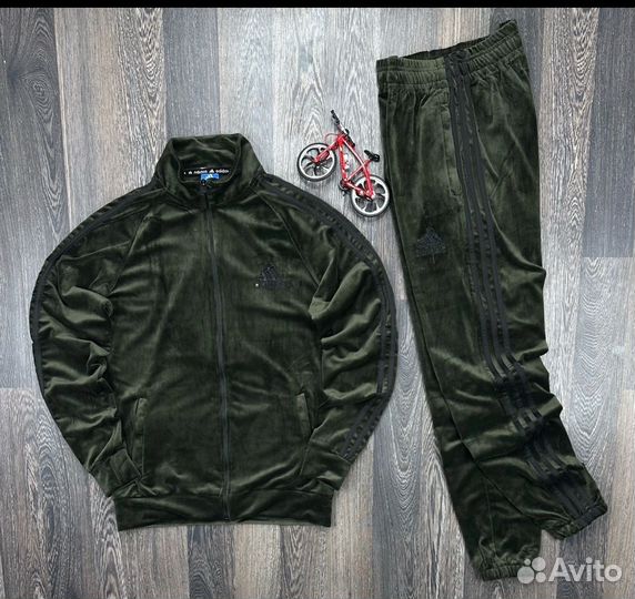 Велюровый спортивный костюм