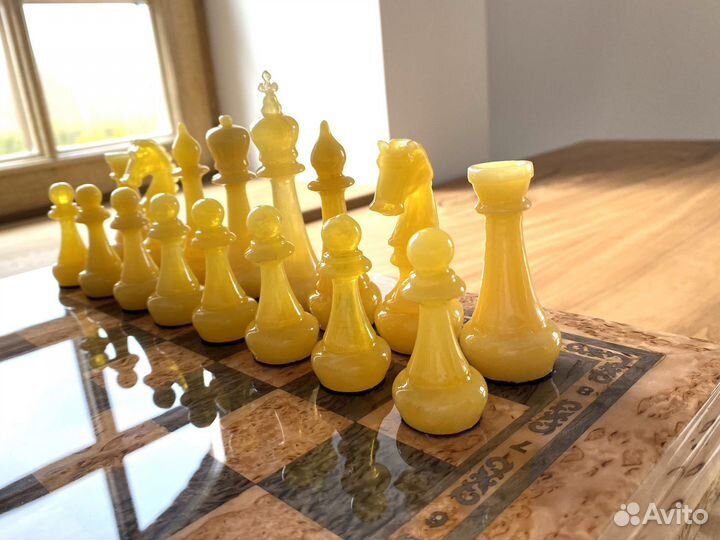 Шахматы из янтаря в ларце из карельской березы